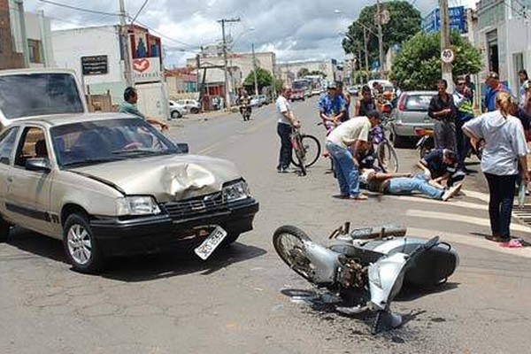 Motociclista bate de frente em veículo que tentava conversão na avenida Brasil