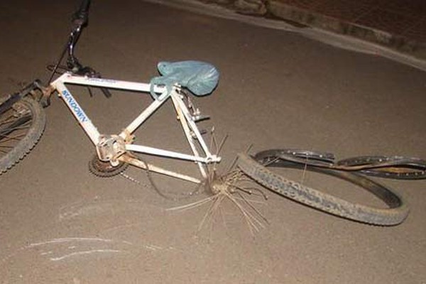 Bicicleta fica destruída após acidente no centro de Presidente Olegário; envolvidos não são localizados