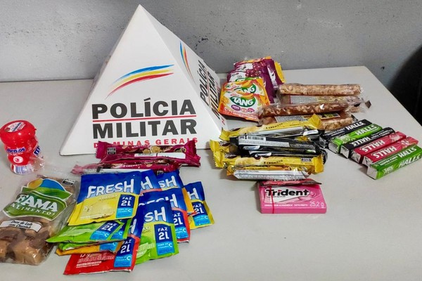 Homem de 63 anos é preso ao tentar sair de hipermercado com os bolsos abarrotados de doces, sucos e chocolates