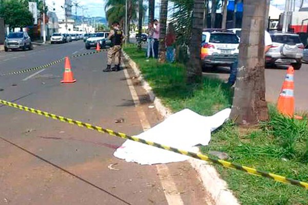 Motociclista morre ao bater em palmeira na avenida Marabá. Câmeras mostram o acidente