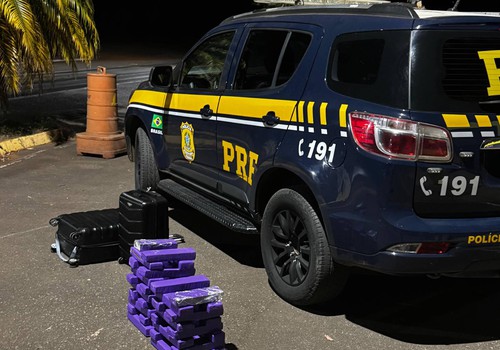 PRF de Patos de Minas prende mulher com 36 quilos de maconha em ônibus na BR-365