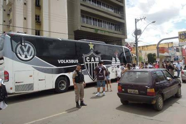 Delegação do Atlético causa tumultuo na chegada a Patos de Minas