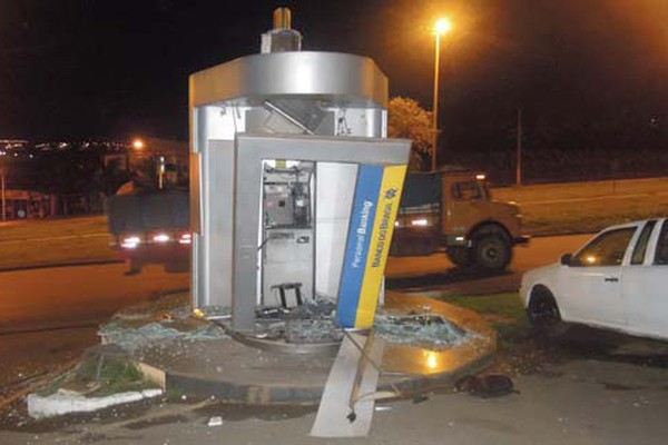Assaltantes armados explodem caixa eletrônico em Patos de Minas, mas fogem sem nada levar