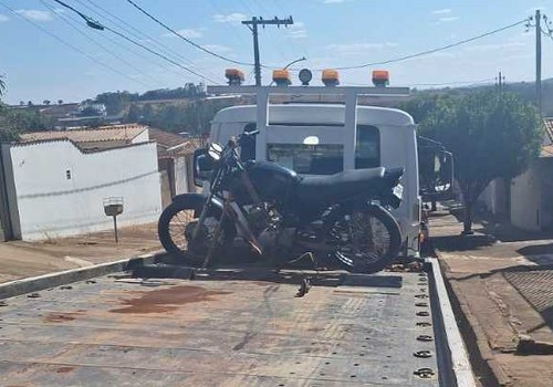 Após perseguição e cerco, PM recupera moto furtada e prende dois homens, no bairro Santa Luzia