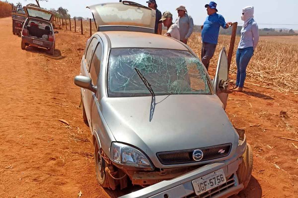 Acidente com carro e caminhão da Prefeitura de Patos de Minas deixa casal ferido na zona rural