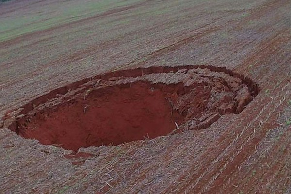 Fotos de cratera gigante no meio de fazenda entre Coromandel e Vazante viralizam nas redes sociais
