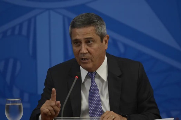 PGR defende que general Braga Netto siga em prisão preventiva