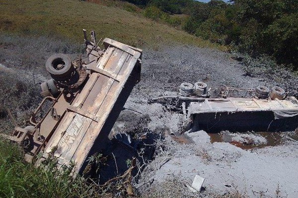 Motorista morre debaixo de destroços de veículo de carga em trágico acidente na MG 235