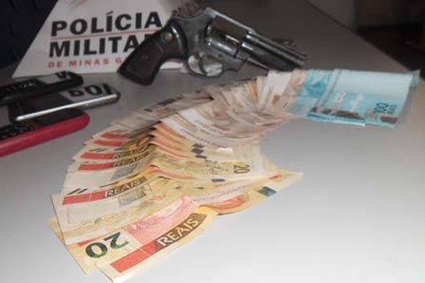 PM apreende revólver carregado e mil reais em dinheiro em Serra do Salitre