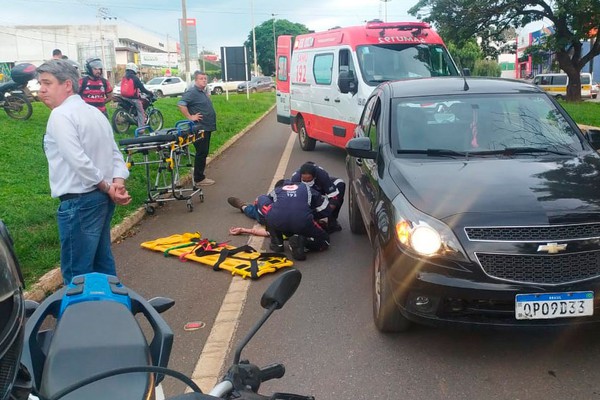 Ciclista fica ferido após bater na traseira de veículo na avenida J.K, em Patos de Minas