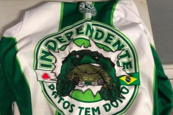 Entregador com blusa da Torcida do Mamoré é derrubado da moto, agredido com socos e têm vestuário roubado; dois foram presos