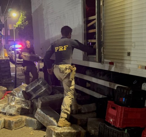 Polícia intercepta caminhão com eletrônicos ilegais, anabolizantes e mais de 3 toneladas de maconha