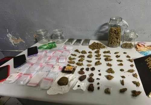 Após denúncia anônima, Polícia Militar encontra grande quantidade de drogas e prende três jovens em Patos de Minas