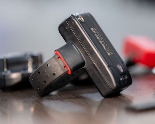 Homem monitorado por tornozeleira eletrônica é preso por furto de celulares em Patos de Minas