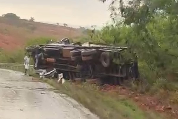 Caminhão tomba ao lado de outro que também havia saído da rodovia momentos antes, em Patos de Minas