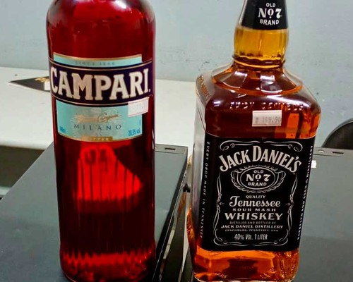 Homem é preso após furto de garrafas de uísque e Campari em comércio de Patos de Minas