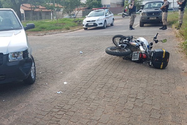 Policial em moto patrulha fica ferido ao ser atingido por carro que invadiu pista contrária