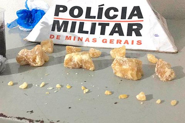 Hóspede de pensão é preso com grande quantidade de crack e maconha em Patos de Minas
