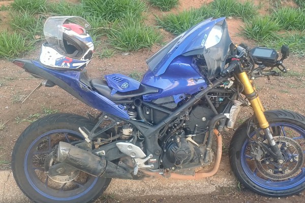 Motociclista fica ferido em acidente envolvendo carro e moto na BR-354, em Rio Paranaíba
