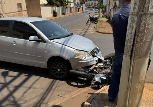 Após ser atingido por carro, motociclista é arremessado contra poste e fica ferido