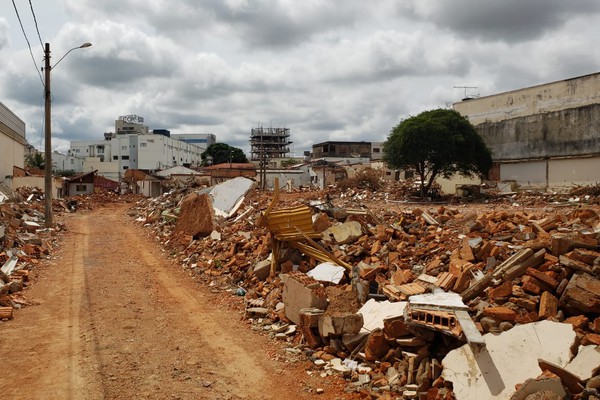 Moradores reclamam da demolição de dezenas de casas; shopping diz ter tomado todos os cuidados