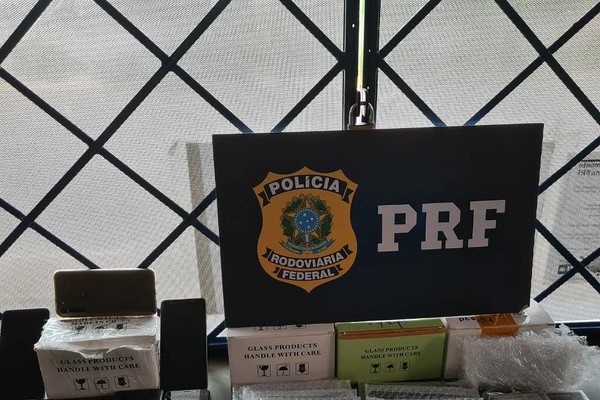 Polícia Rodoviária Federal de Patos de Minas apreende cigarros e celulares fruto de crime
