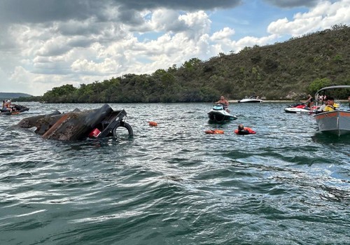Embarcação com cerca de 20 pessoas afunda no Rio Grande e todos escapam nadando até a margem