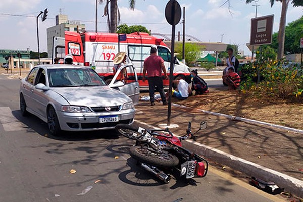 Motociclista avança sinal vermelho e fica ferido após acidente em Patos de Minas