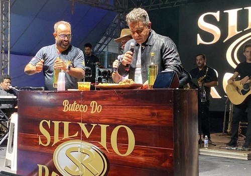 Silvio & Robson montam um buteco com tira-gosto e cachaça no palco da Fenapraça 2026; veja ao vivo