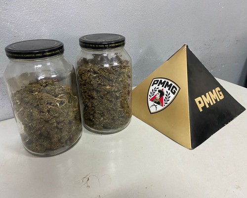Após denúncia de violência doméstica, polícia encontra potes com maconha e prende homem em Patos de Minas