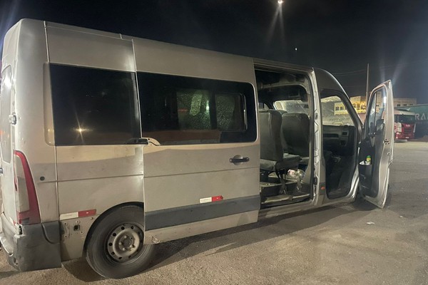 Motorista de van é preso transportando 10 passageiros de forma irregular na BR 146