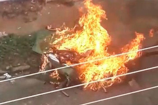 Câmeras mostram homem ateando fogo em contêiner de coleta de lixo em Patos de Minas