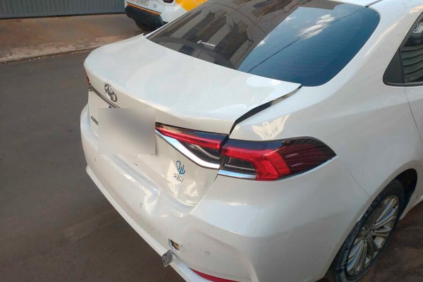 Procura-se motorista que bateu na traseira de outro carro, xingou e agrediu a vítima e fugiu