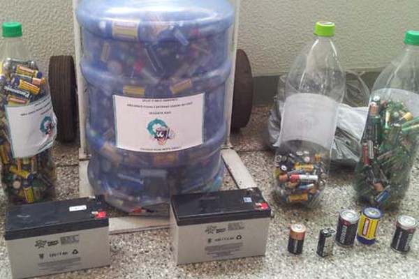 Iniciativa de estudante de seis anos ajuda a recolher 60 quilos de pilhas e baterias