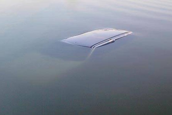 Motorista erra a manobra, pisa no acelerador e afunda na lagoa de Lagoa Formosa