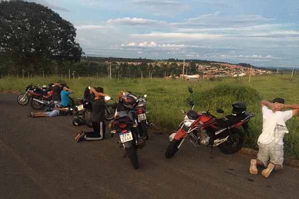 PM de Presidente Olegário realiza Operação, apreende motos e prende dois por direção perigosa