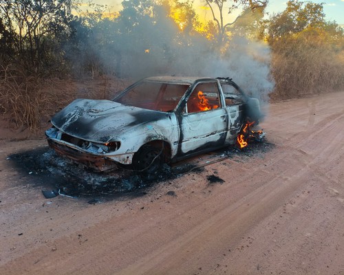 Carro é destruído por incêndio e mobiliza Corpo de Bombeiros na Estrada dos 30 Paus, em Patos de Minas