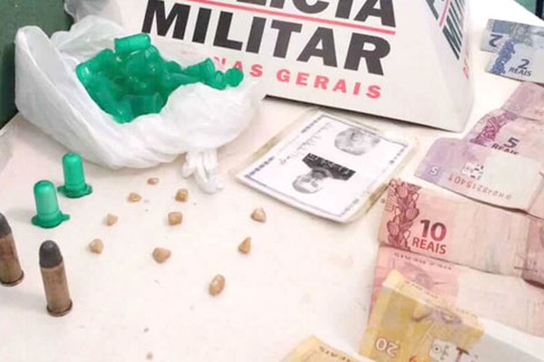 Polícia Militar flagra homem vendendo drogas em Patos de Minas e leva dois para a delegacia