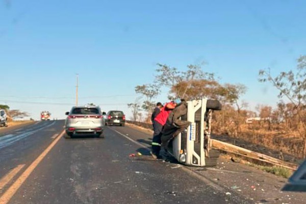 Jovem de 22 anos morre em acidente entre carreta e veículo de passeio na BR 365