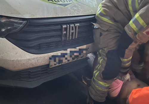 Motorista é prensada pelo próprio veículo e precisa ser socorrida pelo Corpo de Bombeiros