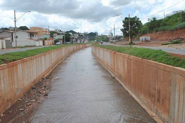 Avenida Fátima Porto vai ganhar grades de proteção ao longo do Córrego do Monjolo