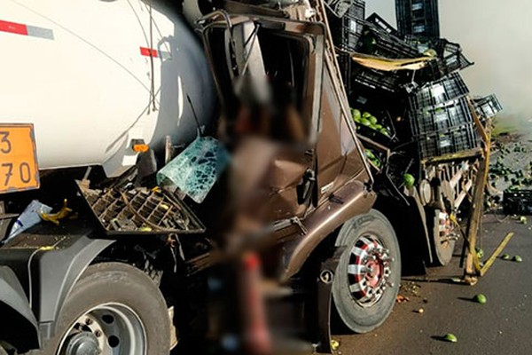 Acidente com carreta de álcool de Patos de Minas e caminhão de abacate deixa 2 mortes na BR365