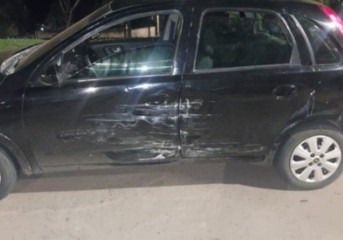Motorista com sinais de embriaguez é preso após se distrair no celular e atingir outro carro