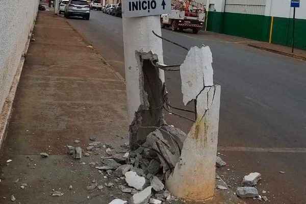 Polícia procura motorista de caminhão que derrubou poste na parede da Clínica do Rim