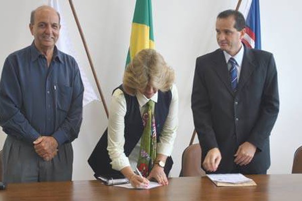 Beia Savassi assina convênios de cerca de R$ 5,5 milhões para obras do PAC II na cidade
