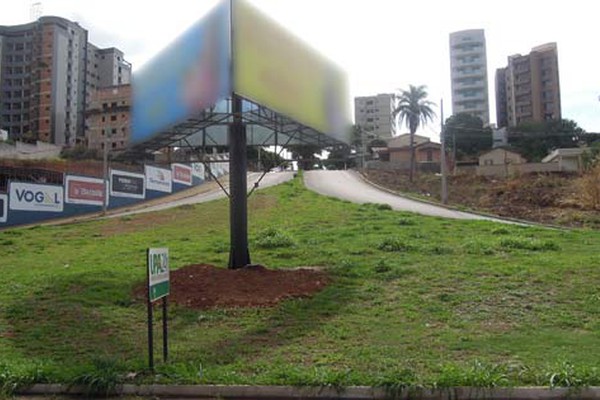 Outdoor particular instalado em terreno da Prefeitura gera reclamação em Patos de Minas