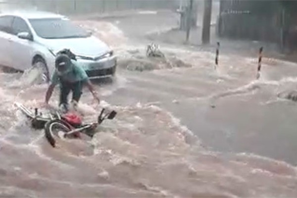 Temporal inunda comércios, alaga ruas e volta a arrastar carro e moto em Patos de Minas