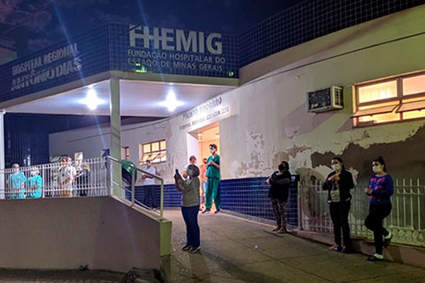 Patenses se reúnem em orações nas portas dos hospitais pela cura das vítimas da Covid-19