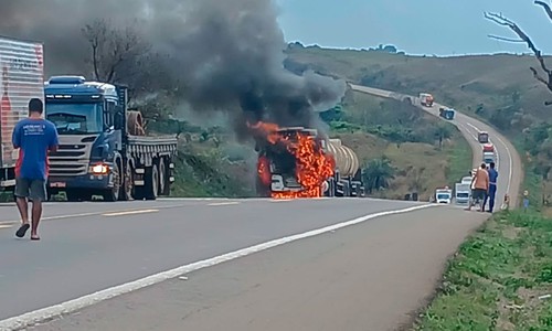 Carreta-tanque carregada com etanol pega fogo e interdita BR-262 por horas, em Ibiá