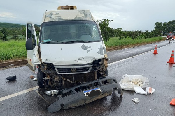 Van atinge carro e depois carreta durante chuva e deixa feridos na BR 146, em Serra do Salitre
